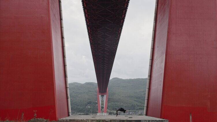 高架桥下跑酷空翻