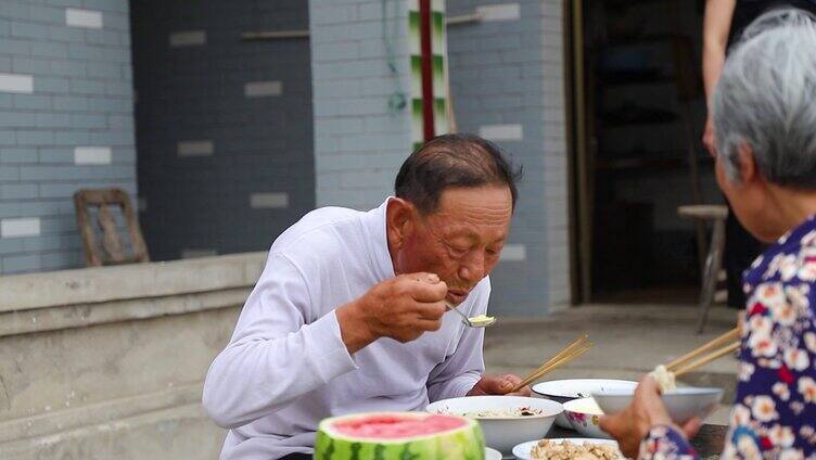 农村土灶烧菜