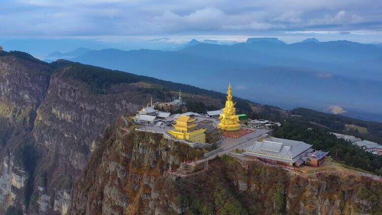 峨眉山航拍前推侧面