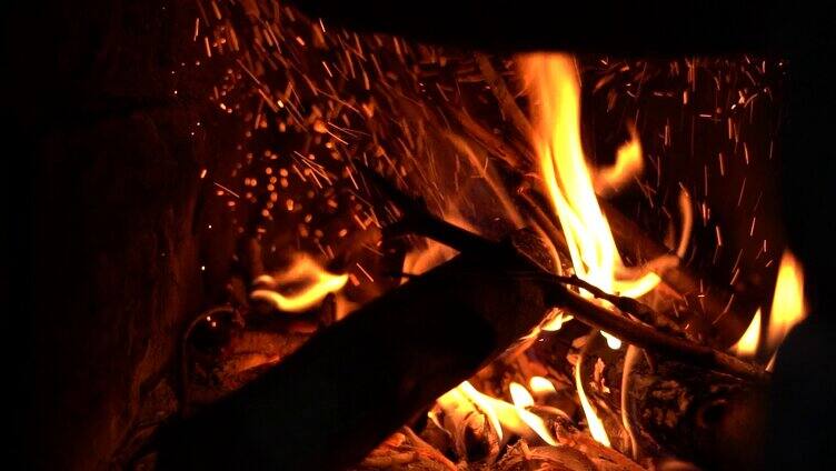4K传统柴火灶木头燃烧火焰烧火升格视频