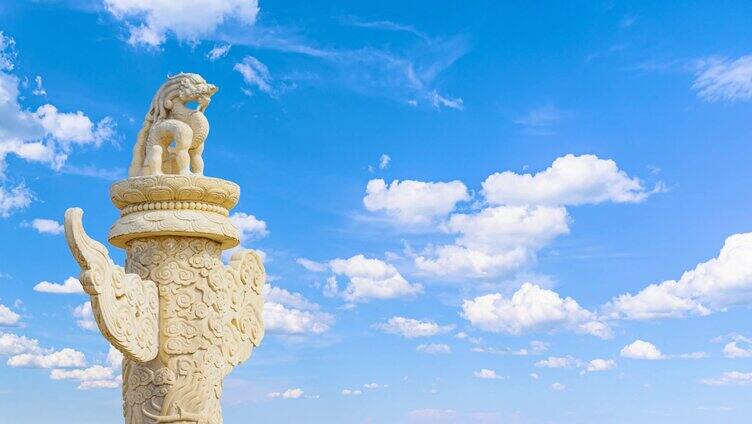 蓝天白云下的北京天安门广场华表