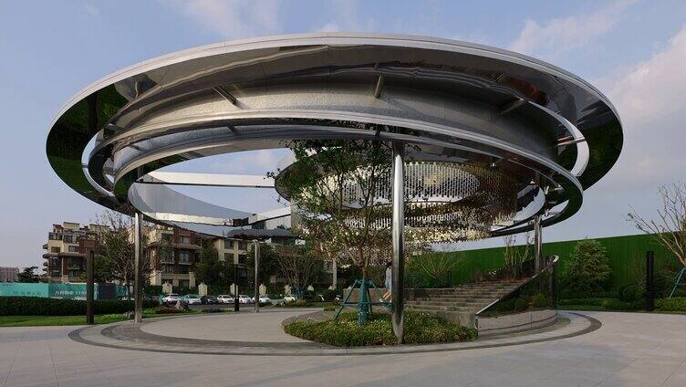 公园艺术雕塑装置大圆形廊架4K视频素材