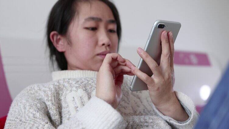 用手机上网的中国女人
