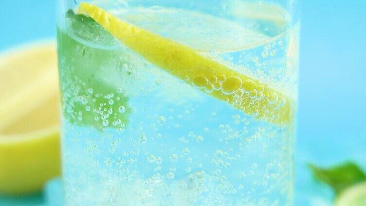 4K夏季冰镇柠檬气泡水气泡饮料降温解暑饮