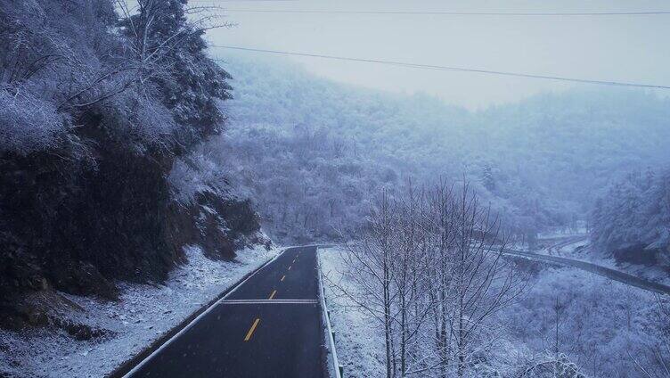 4K雪花道路冬天景色