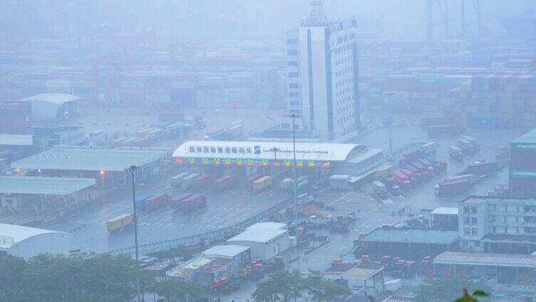 8K暴雨瞬间席卷码头深圳盐田港口暴雨