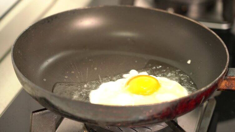 4K热锅热油里打入鸡蛋煎蛋实拍