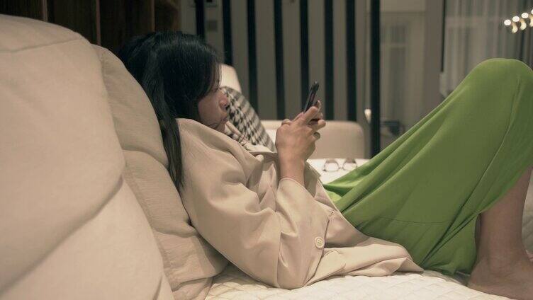 孤独氛围独家女性深夜沙发上玩手机实拍视频