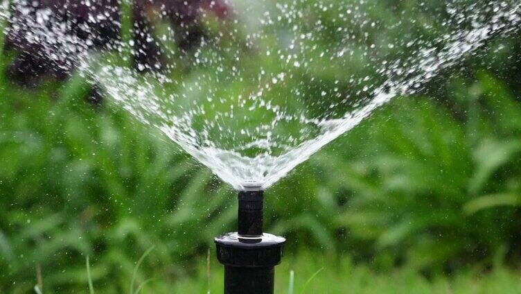 4K灌溉系统喷洒洒水实拍视频