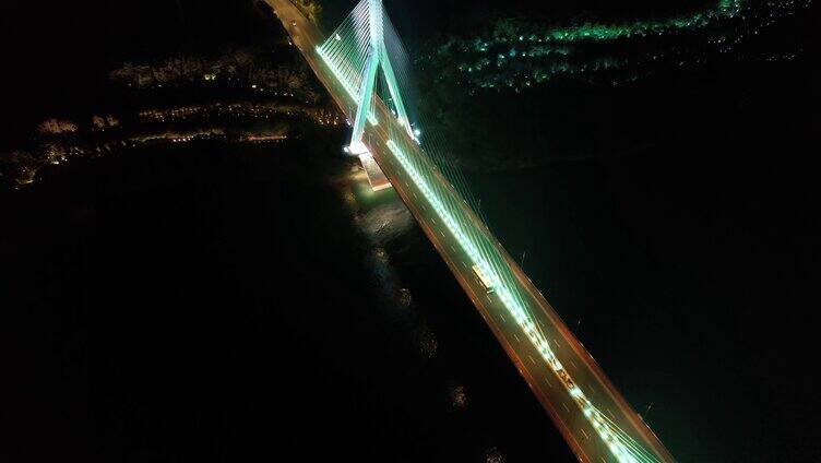 汽车夜晚行驶在长江大桥航拍实拍视频