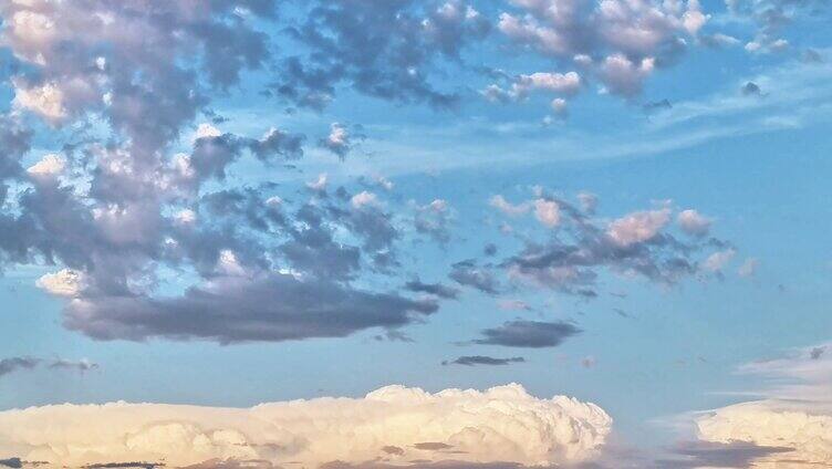 延时 日落时分顺光拍摄蓝天上流动的云