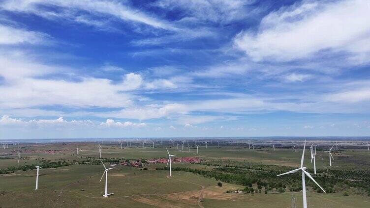 延时+实景 蓝天白云下的风力发电场