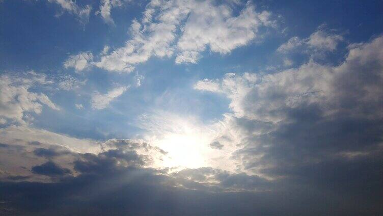 延时 太阳透过云层散发道道光芒 乌云遮日