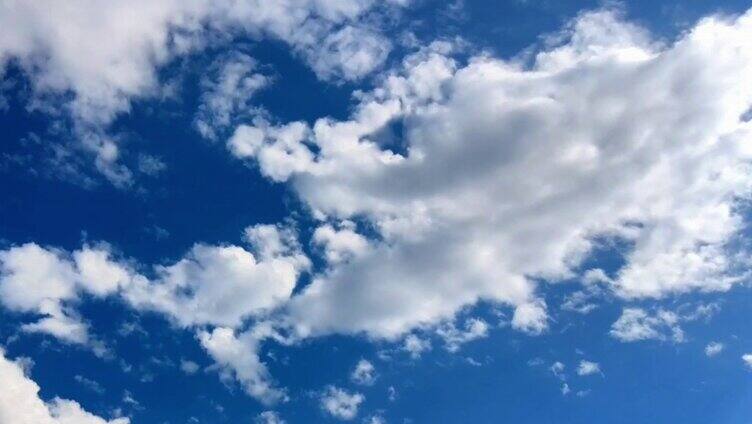 延时 夏日湛蓝的天空下朵朵流云
