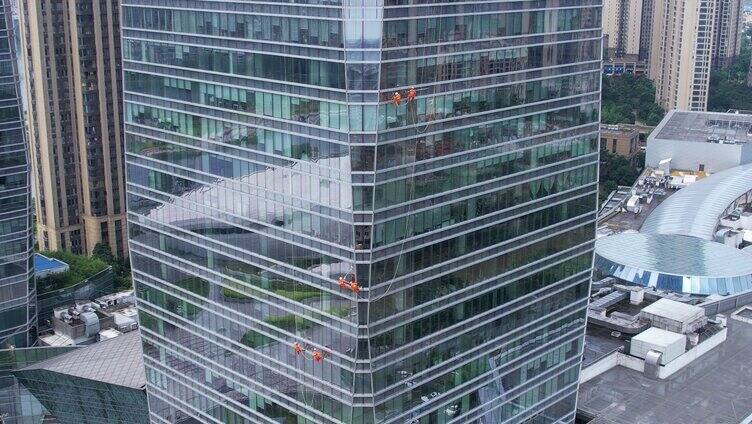 4K航拍大厦蜘蛛人清理灰尘擦玻璃实拍视频
