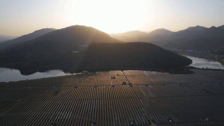 4K能源太阳能板逆光照射采光航拍视频