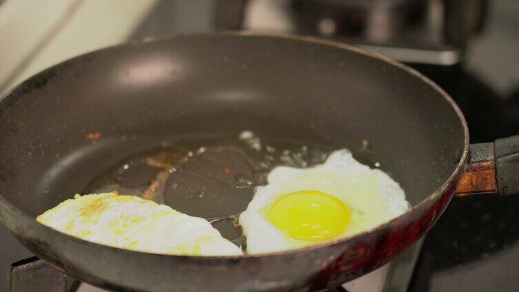 早餐做煎鸡蛋营养搭配实拍视频