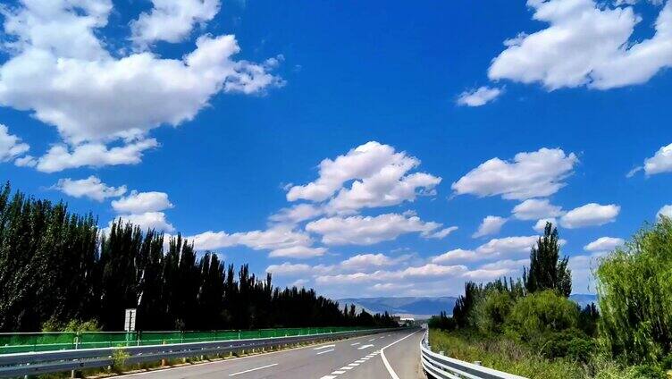 延时 蓝天白云下的高速公路
