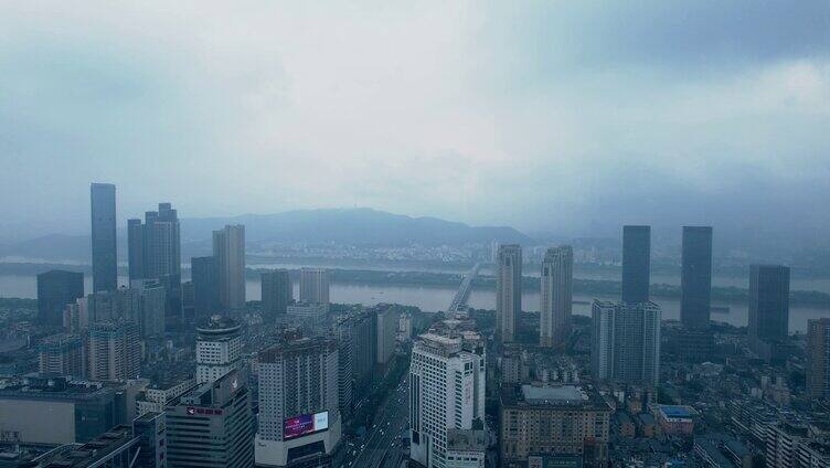 城市地标航拍长沙湘江全景云雾缭绕实拍视频