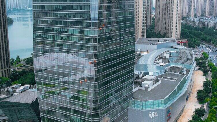 4K航拍城市高楼大厦蜘蛛人琉璃外墙卫生