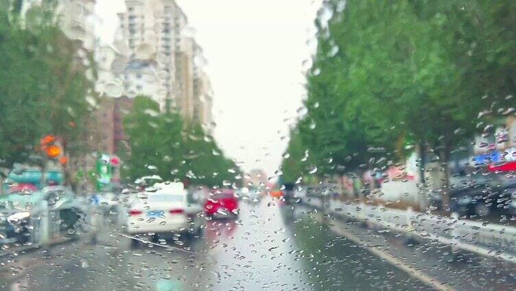 下雨天气街道行车街景