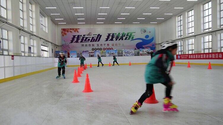 小学生在仿真滑冰馆进行滑冰训练