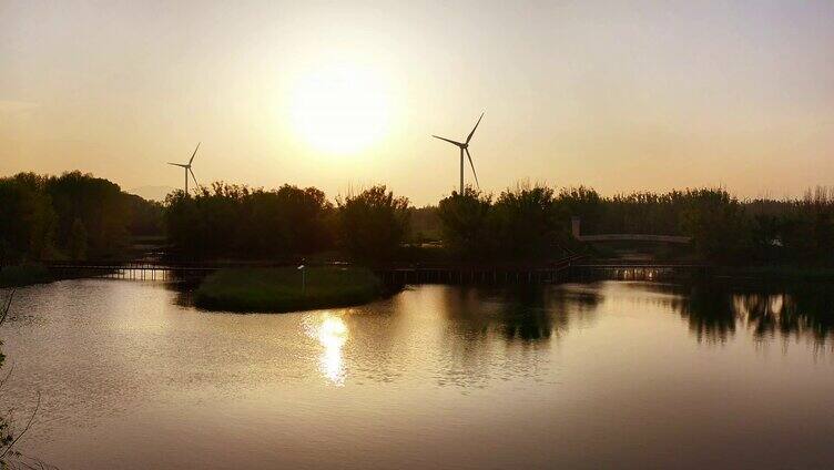 夕阳下的湖水和大风车