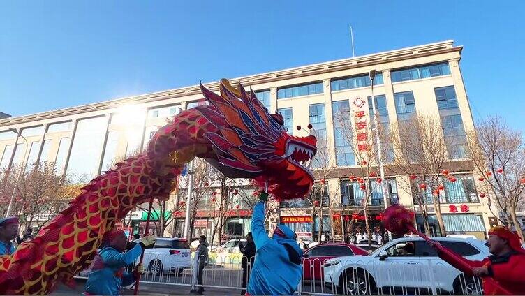 春节街头表演的社火队 舞龙舞狮+秧歌