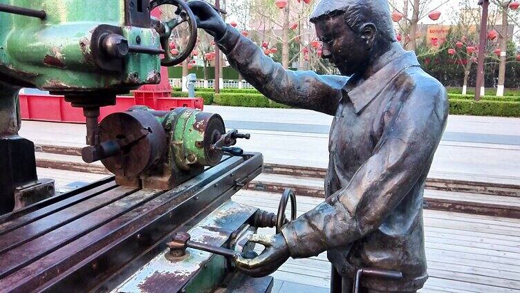年代感雕塑 七八十年代工厂工人操作机床