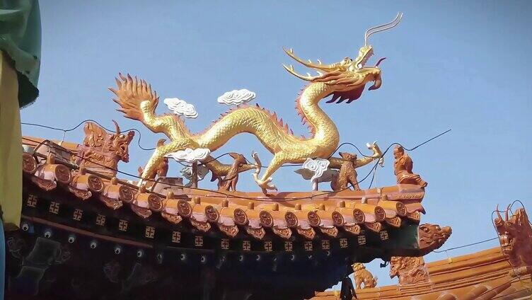 内蒙大召寺殿堂屋脊上的金龙和装饰品