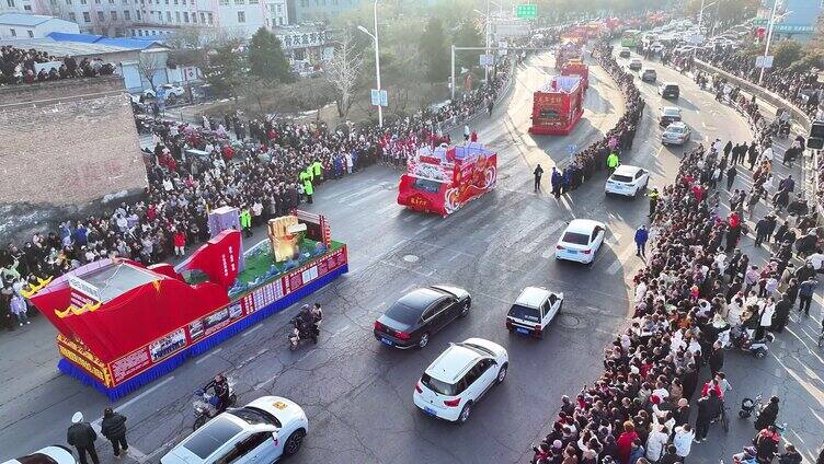 航拍观看新年巡演花车的人群 河北宣化古城