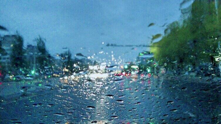 下雨天傍晚街道行车车流和街景