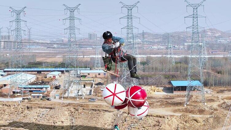 航拍 电力工人高压线路施工安装防空警示球