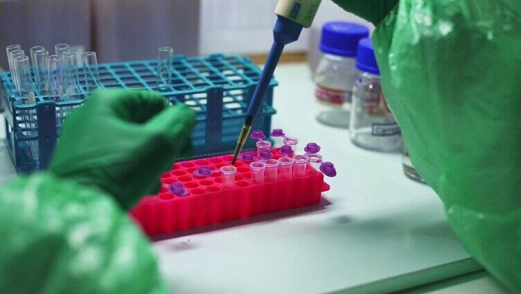 在实验室做血液样本化验