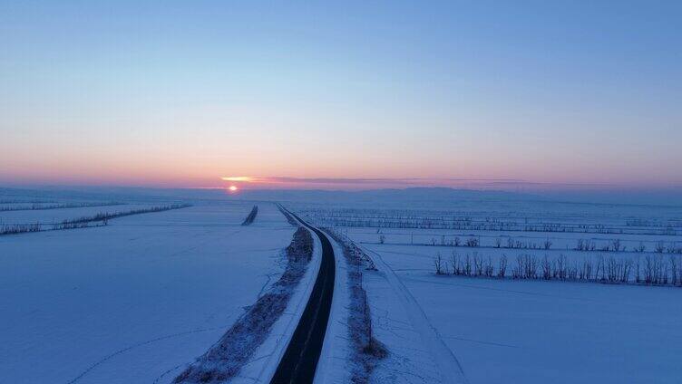 航拍4K雪域雪原之路日落