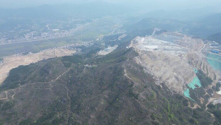 整座山被削平大型采矿场与周边环境高空航拍