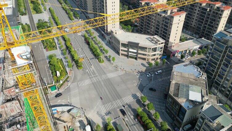 城市建筑工地上的塔吊大气航拍素材