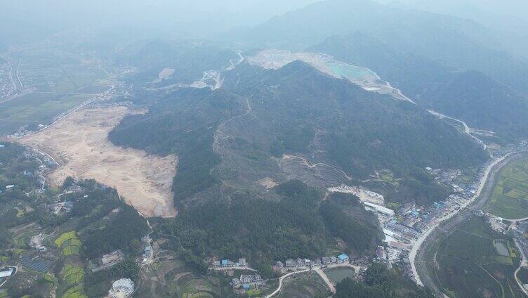 整座山被削平大型采矿场与周边环境高空航拍