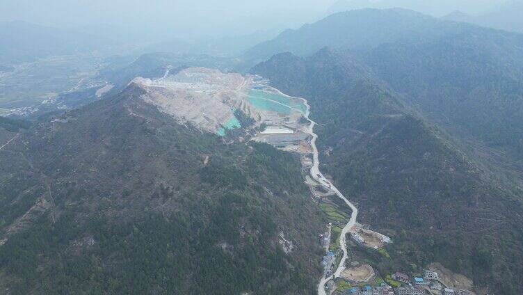 整座山被削平大型采矿场与周边环境高空航拍