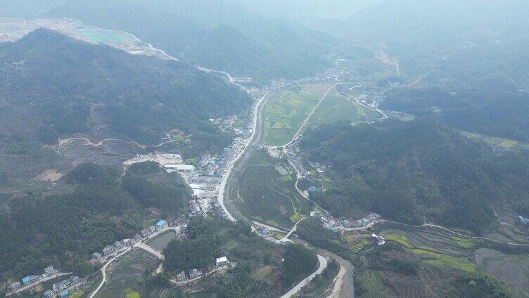 整座山被削平大型采矿场与周边环境高空航拍