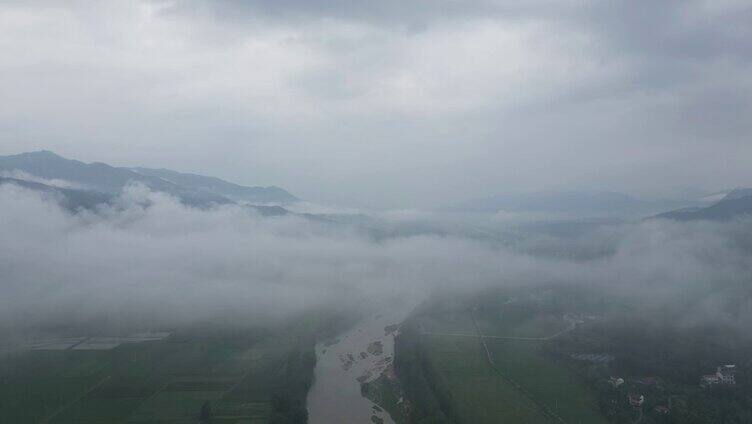 山区薄雾下的河流如人间仙境的河流