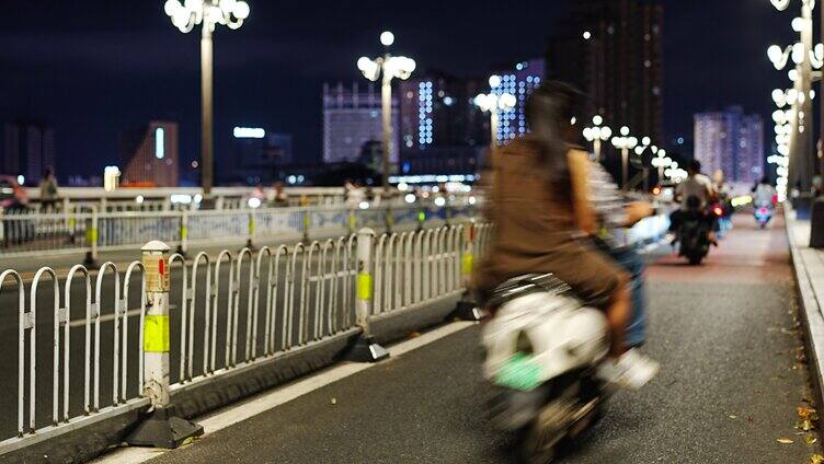 南宁夜景邕江大桥夜间车流电动车慢镜头