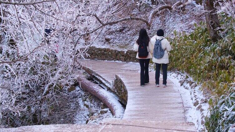 安徽黄山雪景游客游览