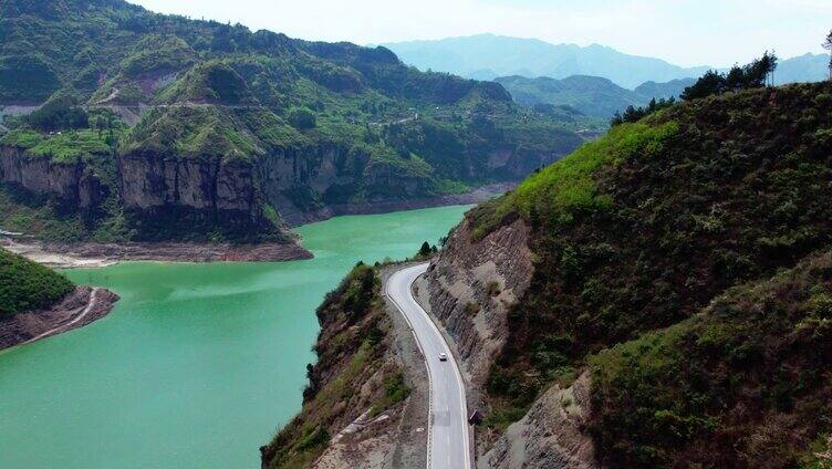 自然大气盘山公路车辆行驶风景航拍