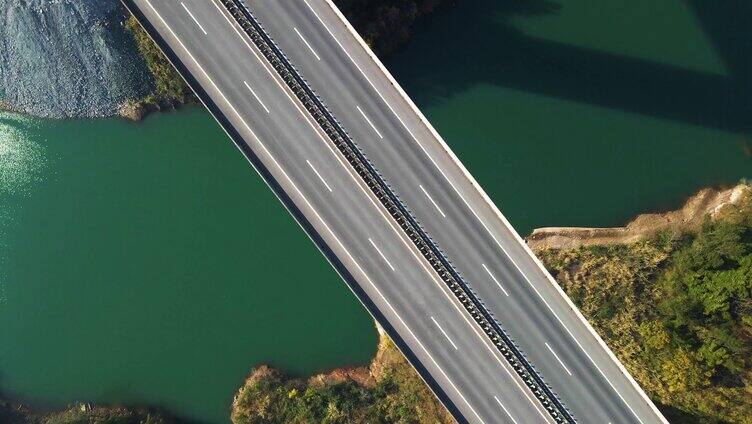 航拍中国西部山区高速公路汽车行驶