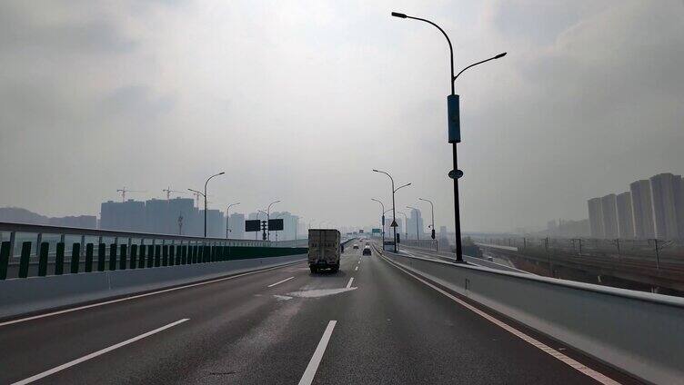 城市马路沿途风景开车第一视角道路公路视频