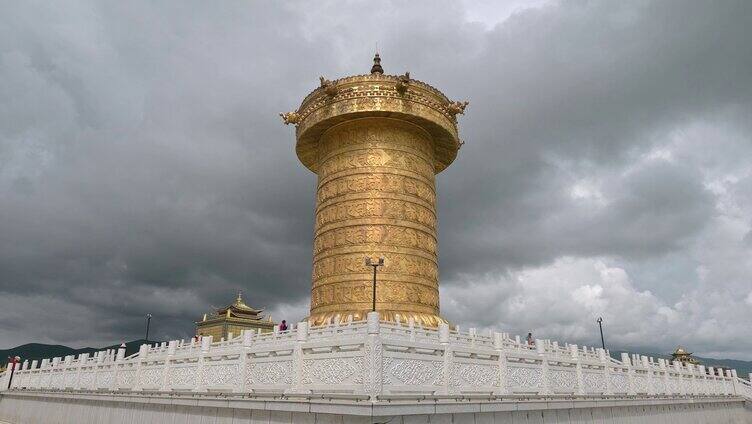 甘南州玛曲娘玛寺世界最大转经筒实拍