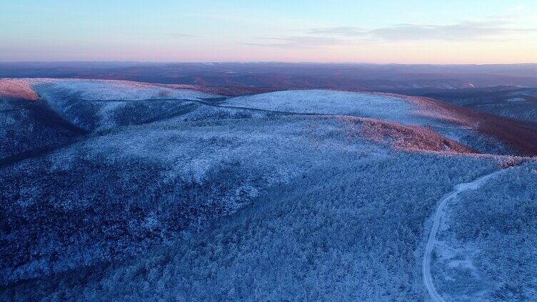 夕阳照耀的大兴安岭林海雪原