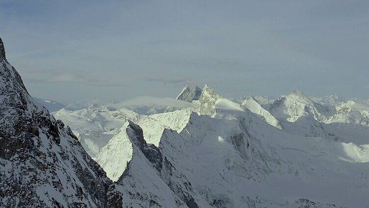 高空航拍美丽雪山