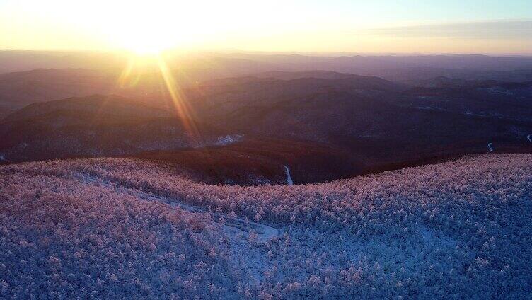 夕阳照耀的大兴安岭林海雪原